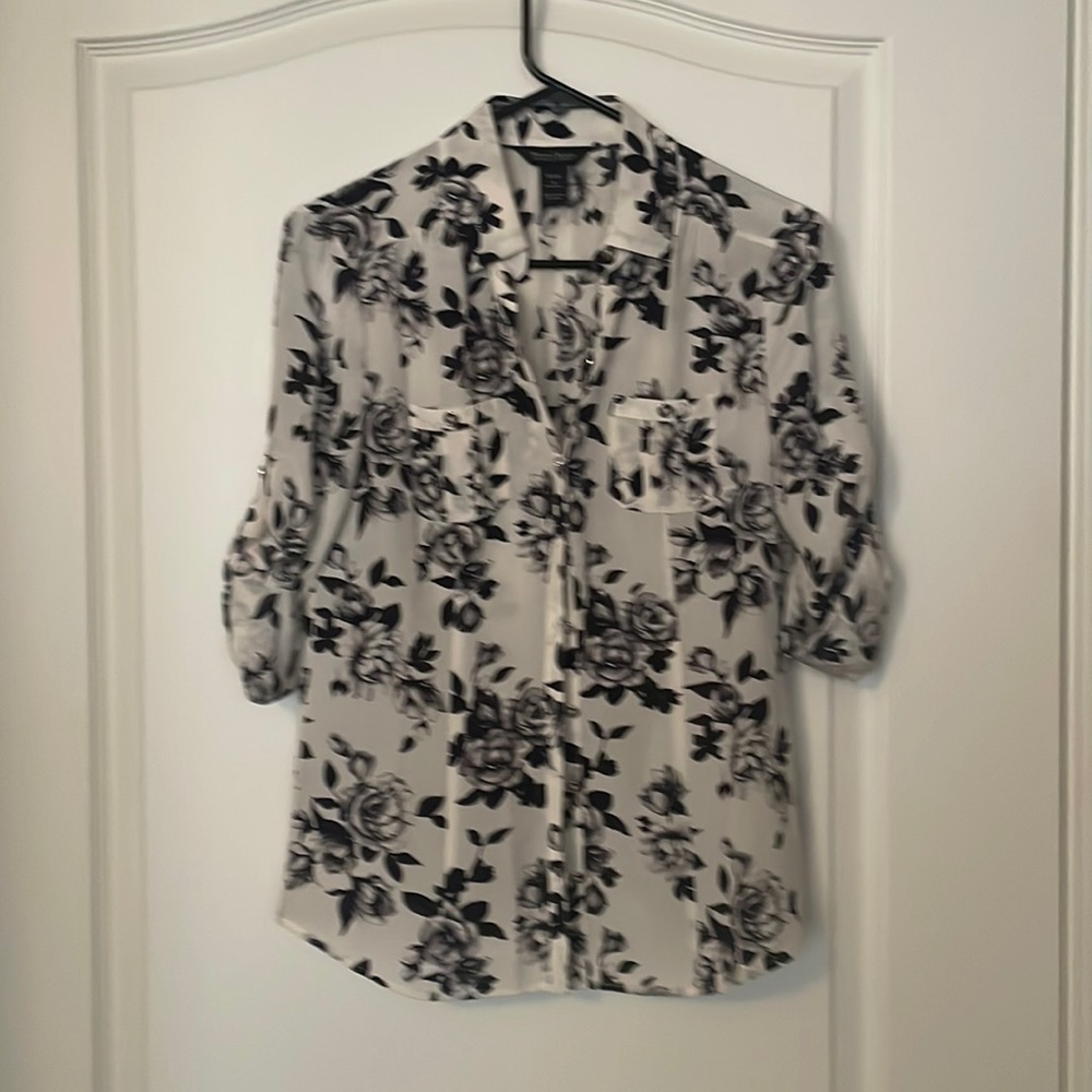 Black & white flowered blouse with buttons